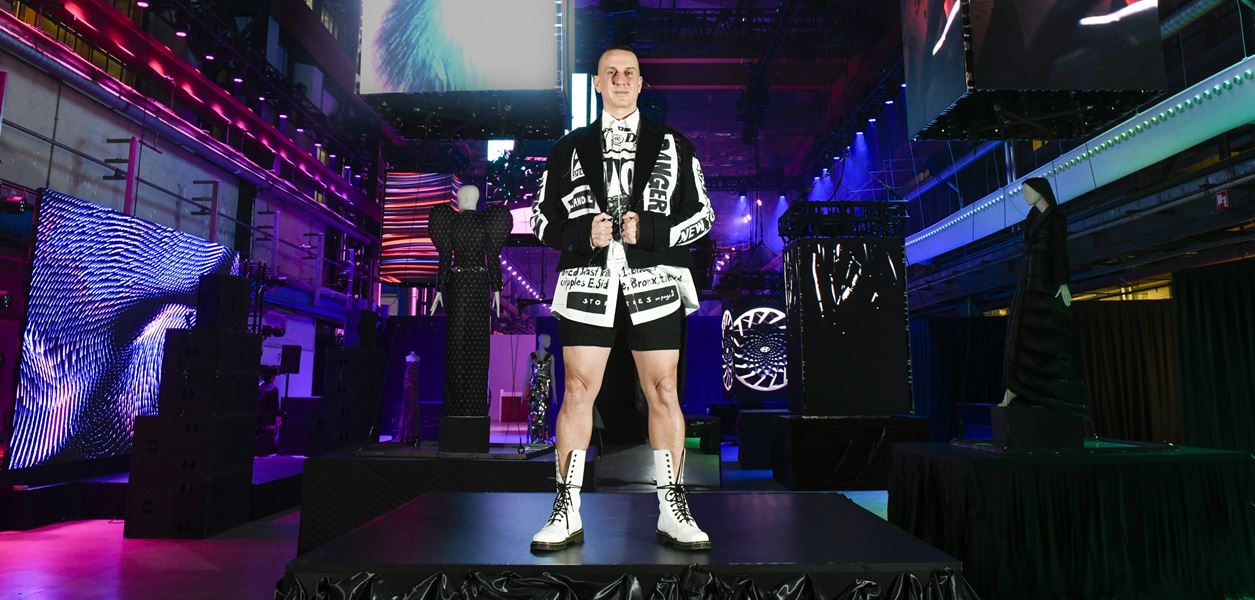 Джеръми Скот предлага нов поглед върху модата и материалите