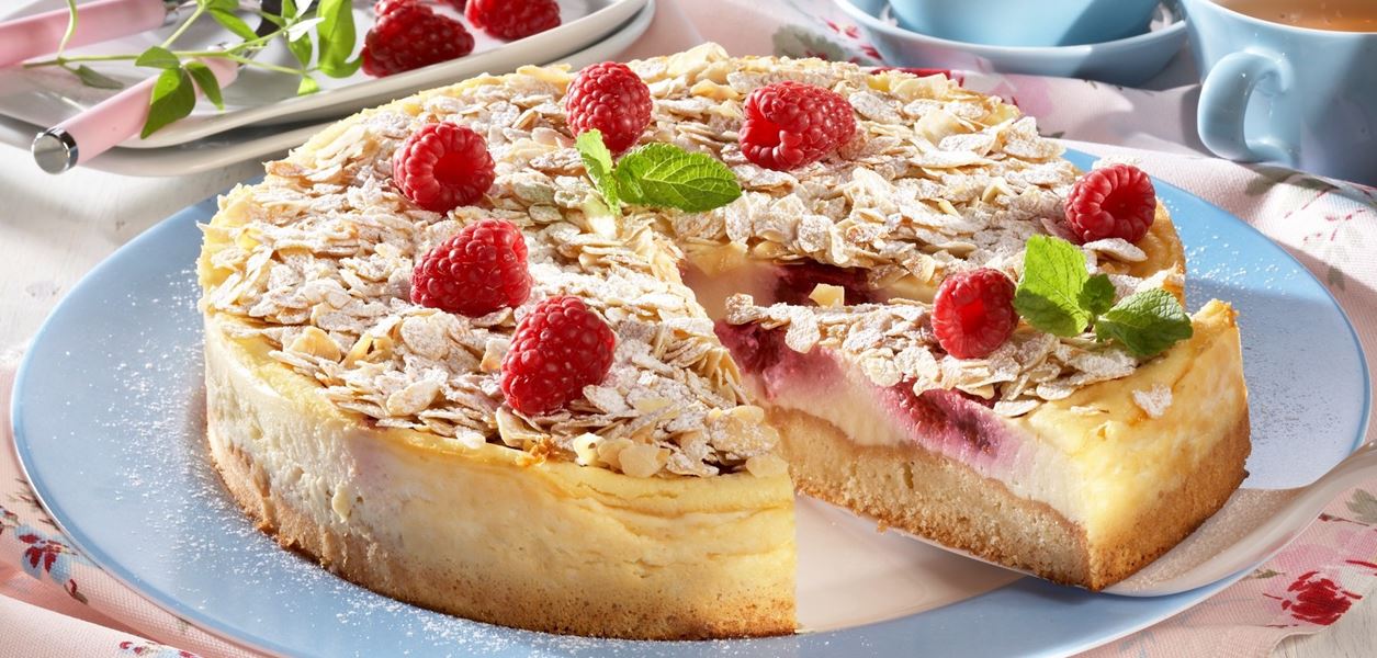 It's dessert time! Пухкав кейк с малини и бадеми