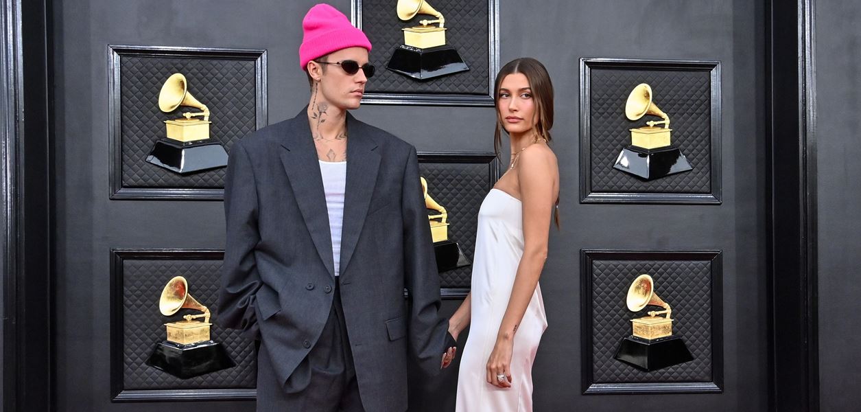 По червения килим на наградите "Грами"