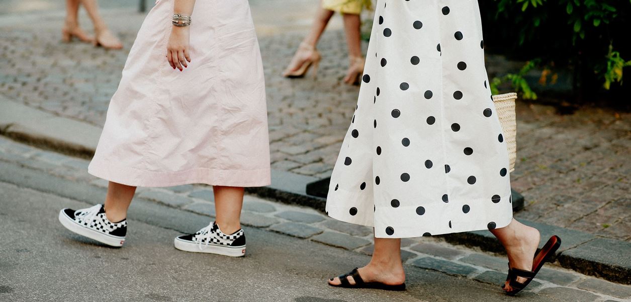 Рокля и маратонки: Trendy дуетът на пролет 2022