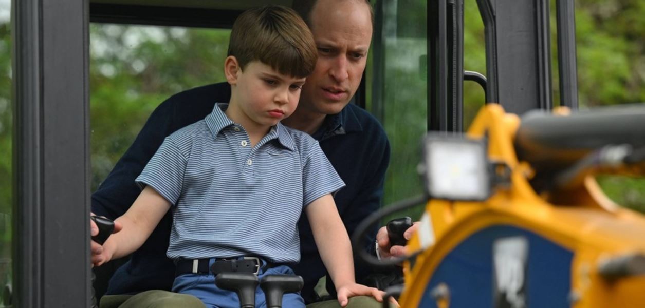 Принц Луи подкара багер заедно с баща си