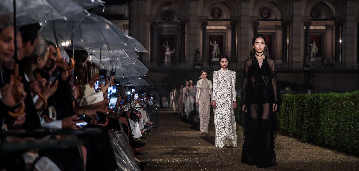 Дъждовна магия в Рим: Dior представи новата си круизна колекция