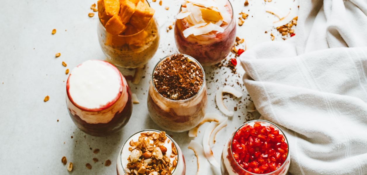 Здравословен десерт с пресни плодове, чия и какао