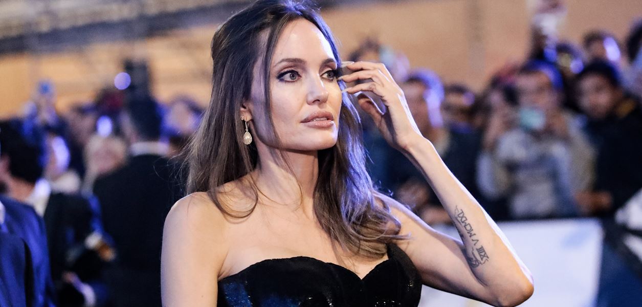 Анджелина Джоли не може да бъде &quot;традиционната майка, която стои вкъщи&quot;