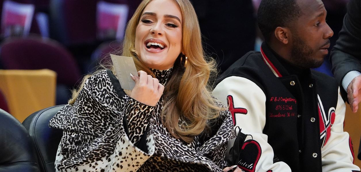 Всички говорят за леопардовото палто на Адел