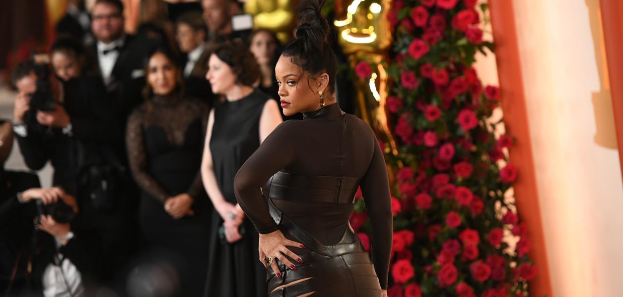 По червения килим на Оскарите, който всъщност не беше червен