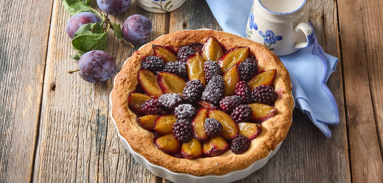 Тарт със сливи и къпини и аромат на ром