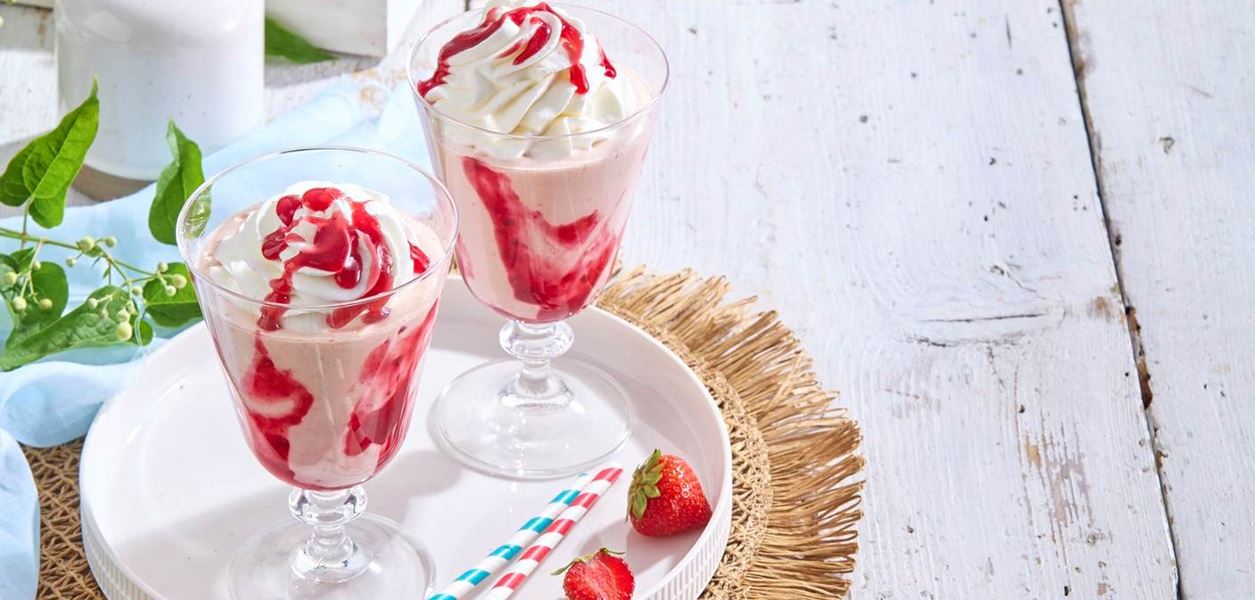 Лятна свежест в чаша: Ягодов коктейл с ванилов сладолед