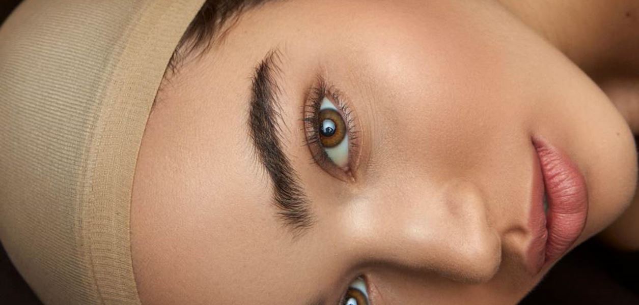 Тайната за безупречен тен: Техниката на звездните гримьори