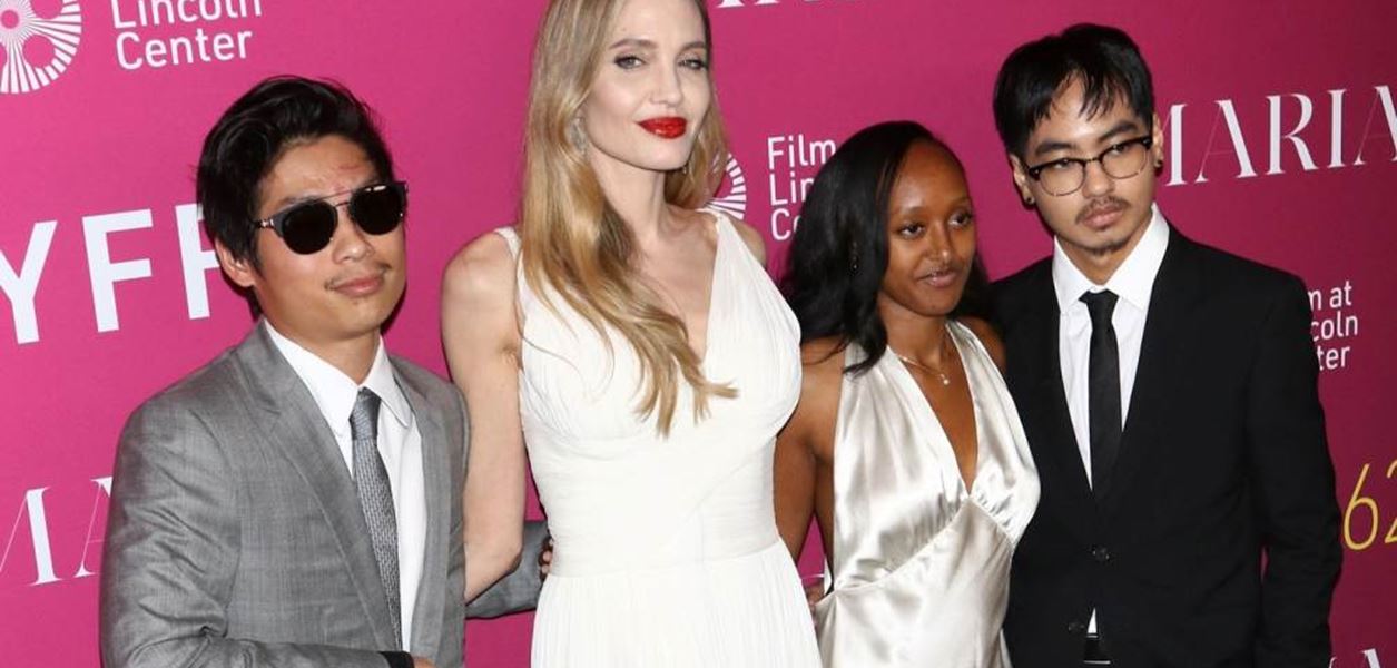 Анджелина Джоли с три от децата на прожекцията на "Мария"