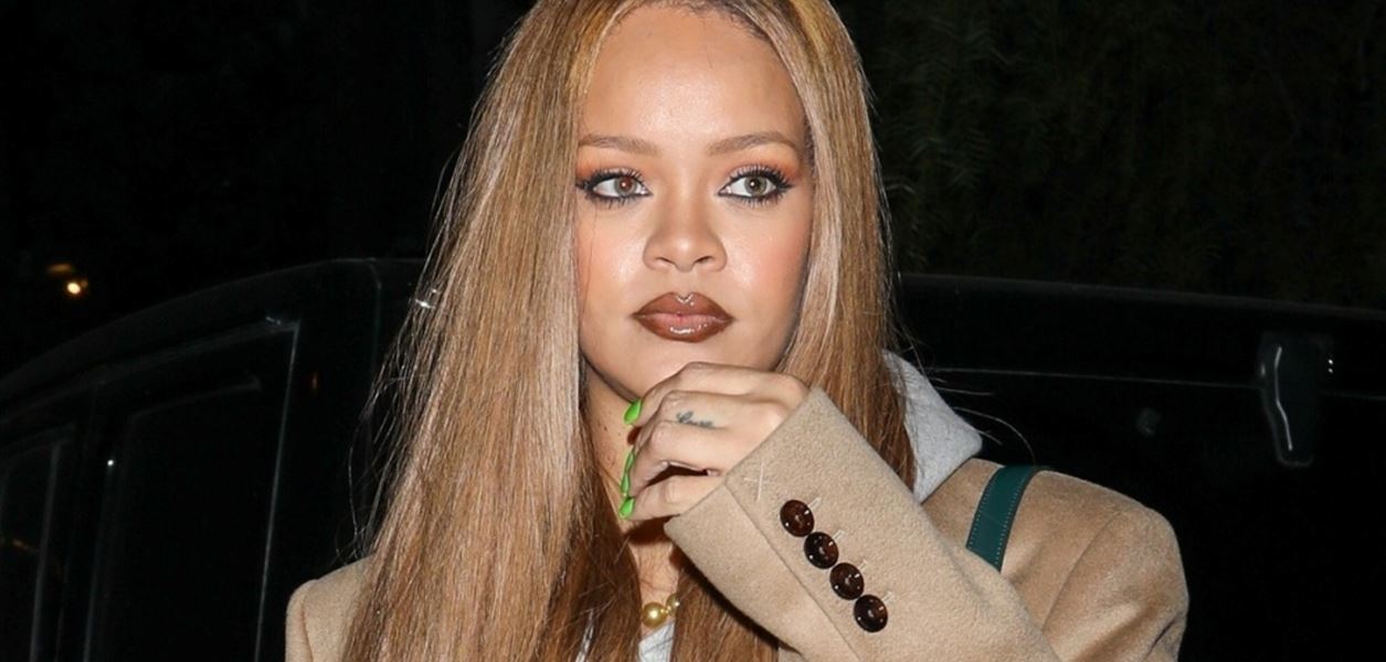 Риана заложи на меденоруса коса