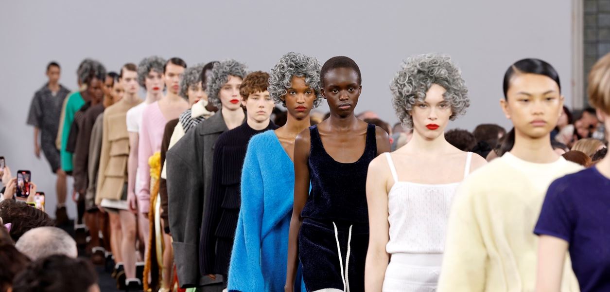 JW Anderson залага на смелите форми и меките плетива