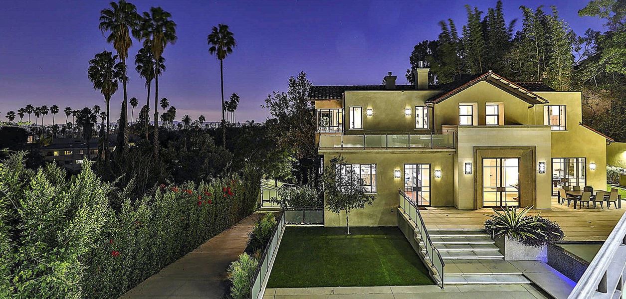 Риана продава поредното имение в Холивуд