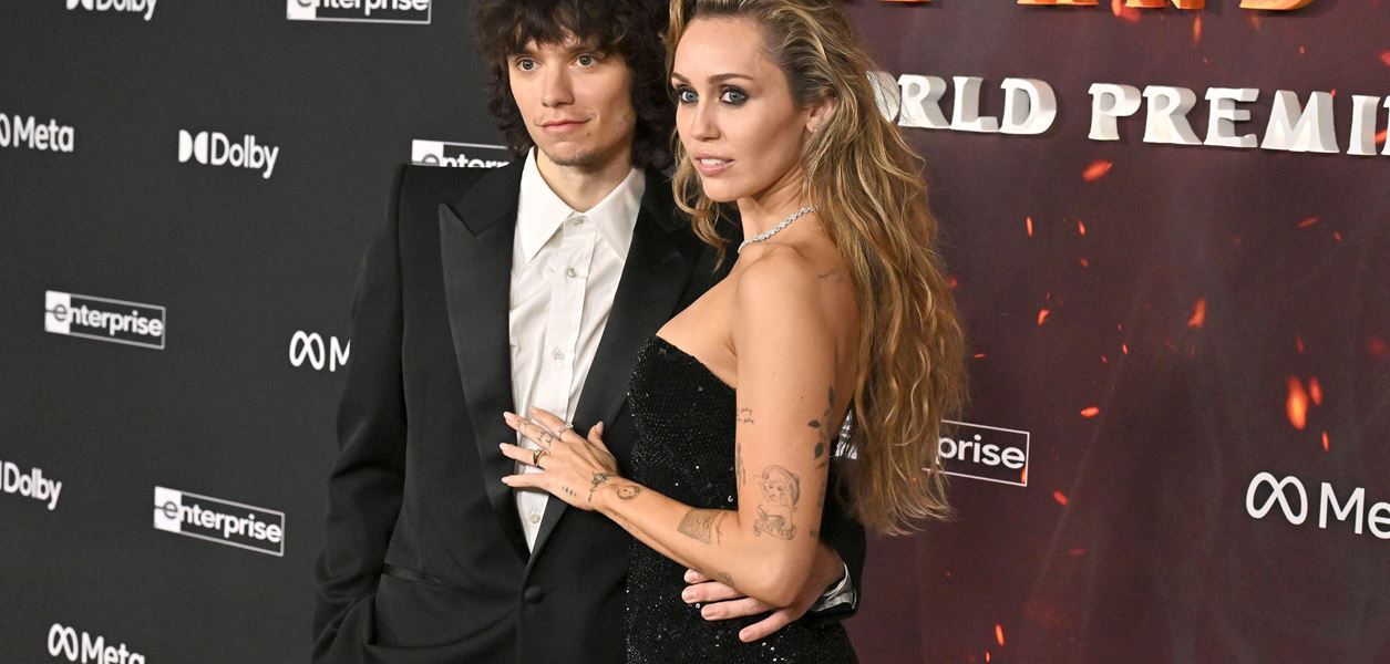 Майли Сайръс се сгоди за приятеля си Макс Морандo