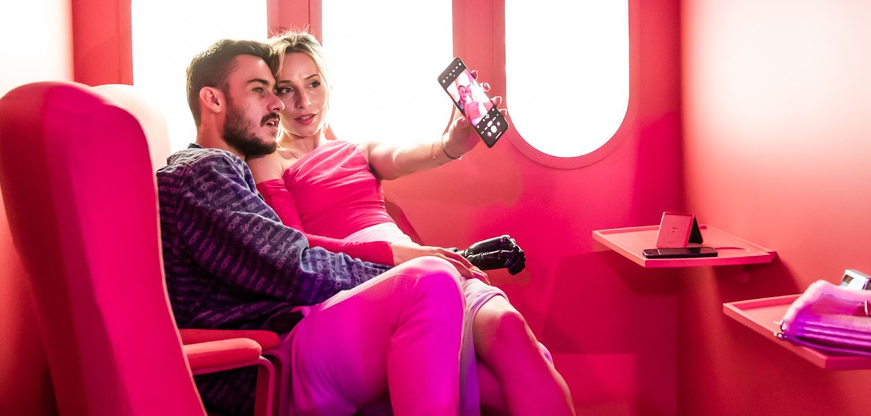 Най-горещият аксесоар за годината е оцветен във Viva Magenta, а Антоанет Пепе го носи повече от добре