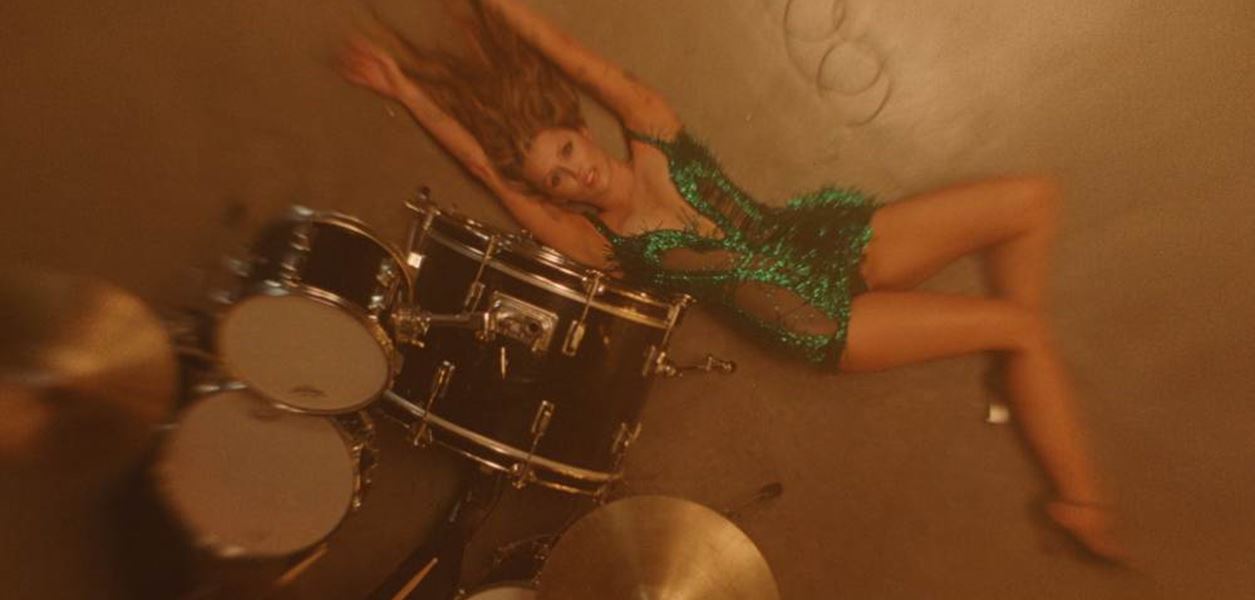 Майли Сайръс възпя краят на света