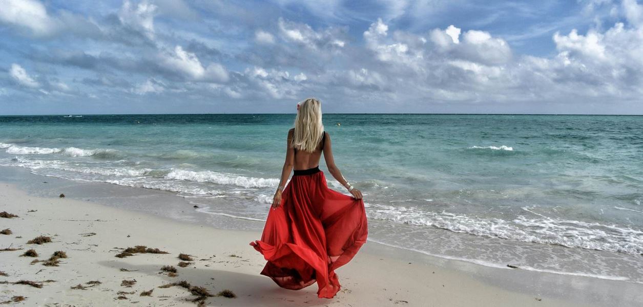 Класически или модерни дамски рокли – ръководство за стилна визия