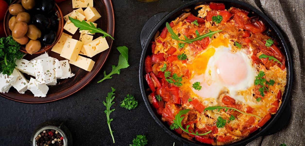 Шакшука с пресни подправки и фета сирене