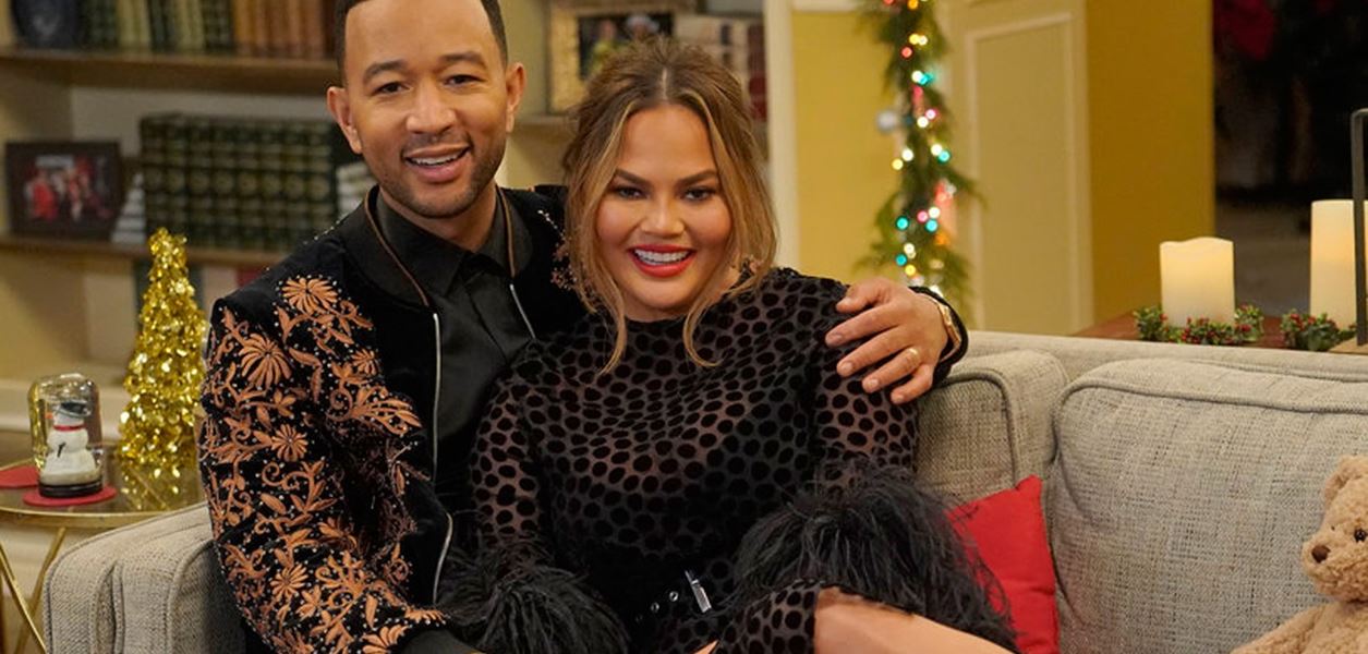 Джон Леджънд получава еднакви подаръци от Криси Тейгън всяка Коледа