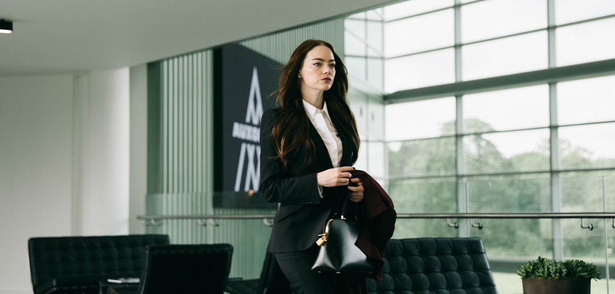 Йоргос Лантимос и Ема Стоун се завръщат с мрачната &quot;Бугония&quot;, а ние ви каним на кино с награди