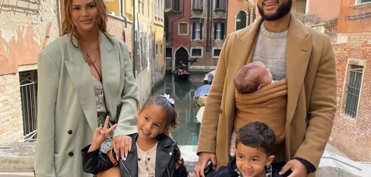 Криси Тейгън отговори на коментарите, че бебето й е от сурогатна майка