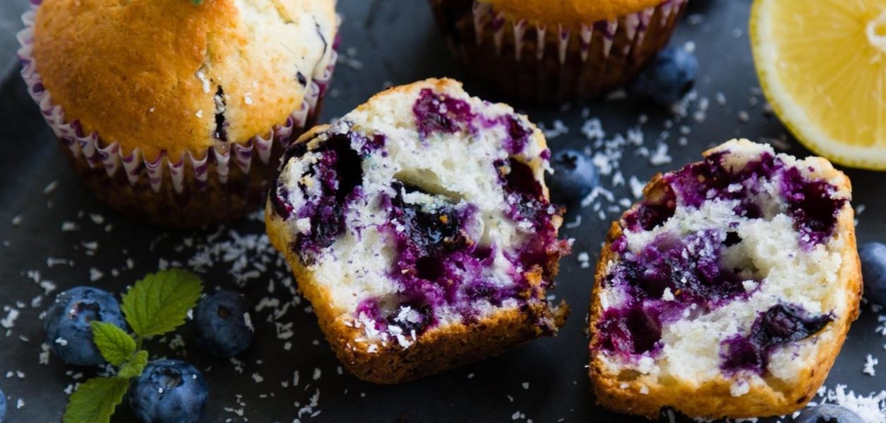 Боровинкови мъфини с чийзкейк пълнеж