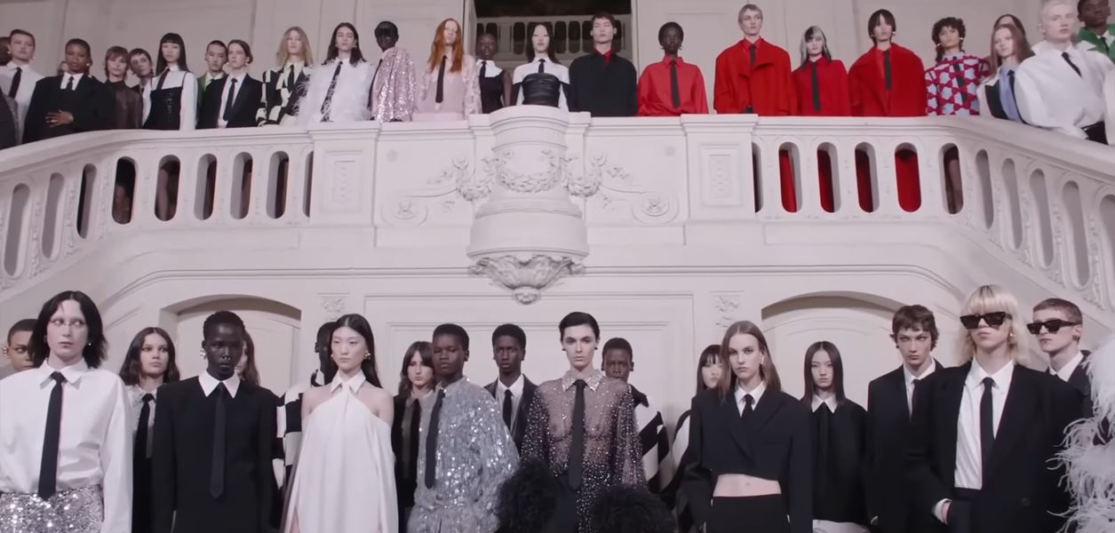 Новата, елегантна, флуидна самоличност на Valentino