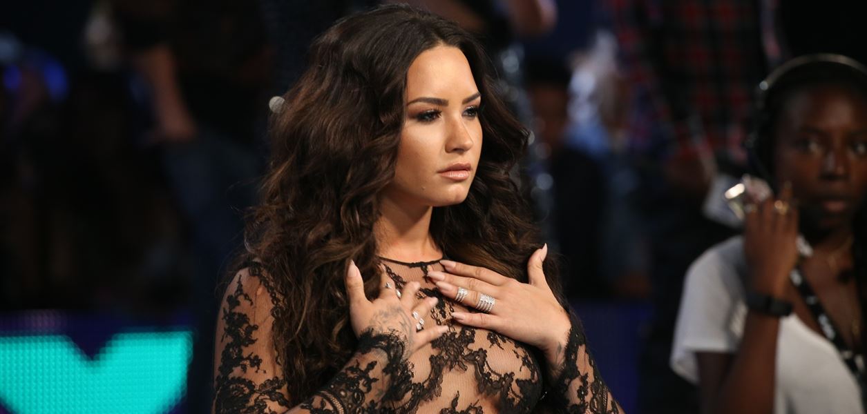 Деми Ловато търси истината за извънземните в нова поредица