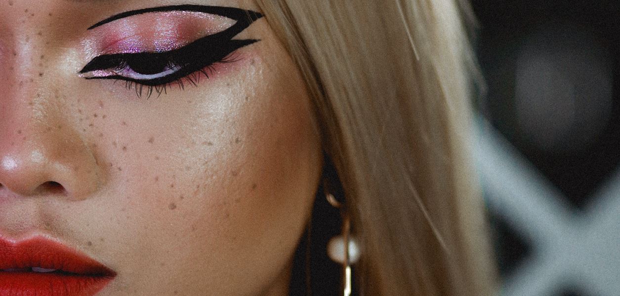 Заблестете с този лесен коледен грим