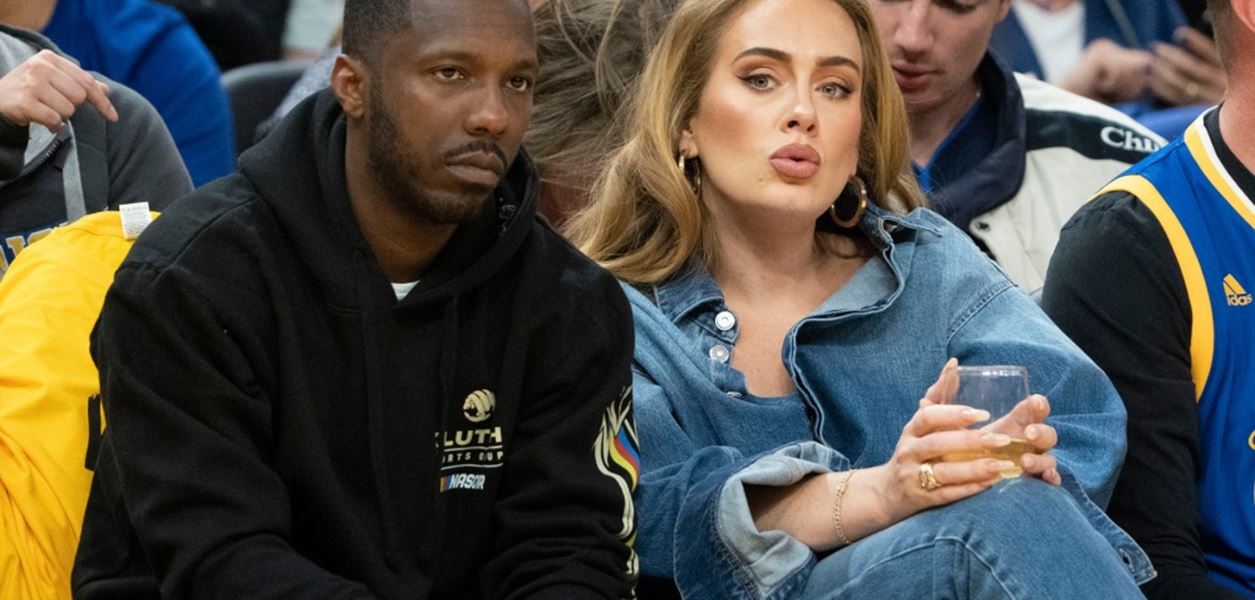 Адел отново предизвика спекулациите, че е омъжена