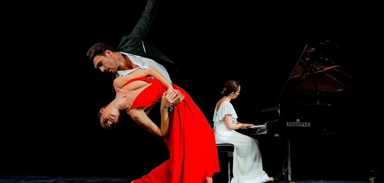 &quot;Там, където не сме&quot; обединява три изкуства на сцената