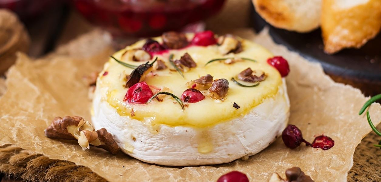 Запечен камембер с розмарин и ядки