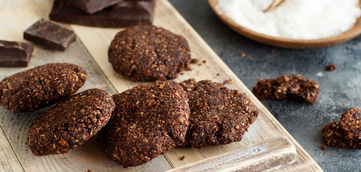 Веган бисквитки с черен шоколад и сурови бадеми