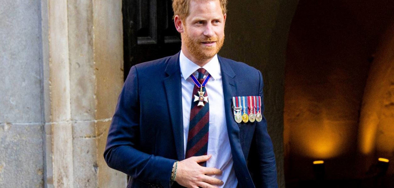 Чарлз III връчва отличие на Уилям, предназначено за Хари