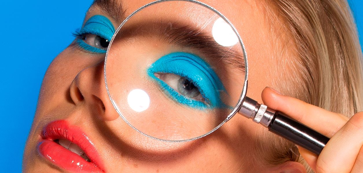 Моля, не се страхувайте от грима в синьо