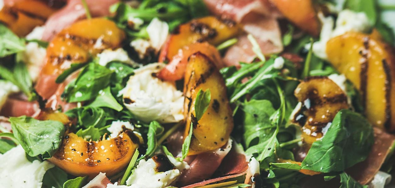 Салата с праскови, прошуто и синьо сирене