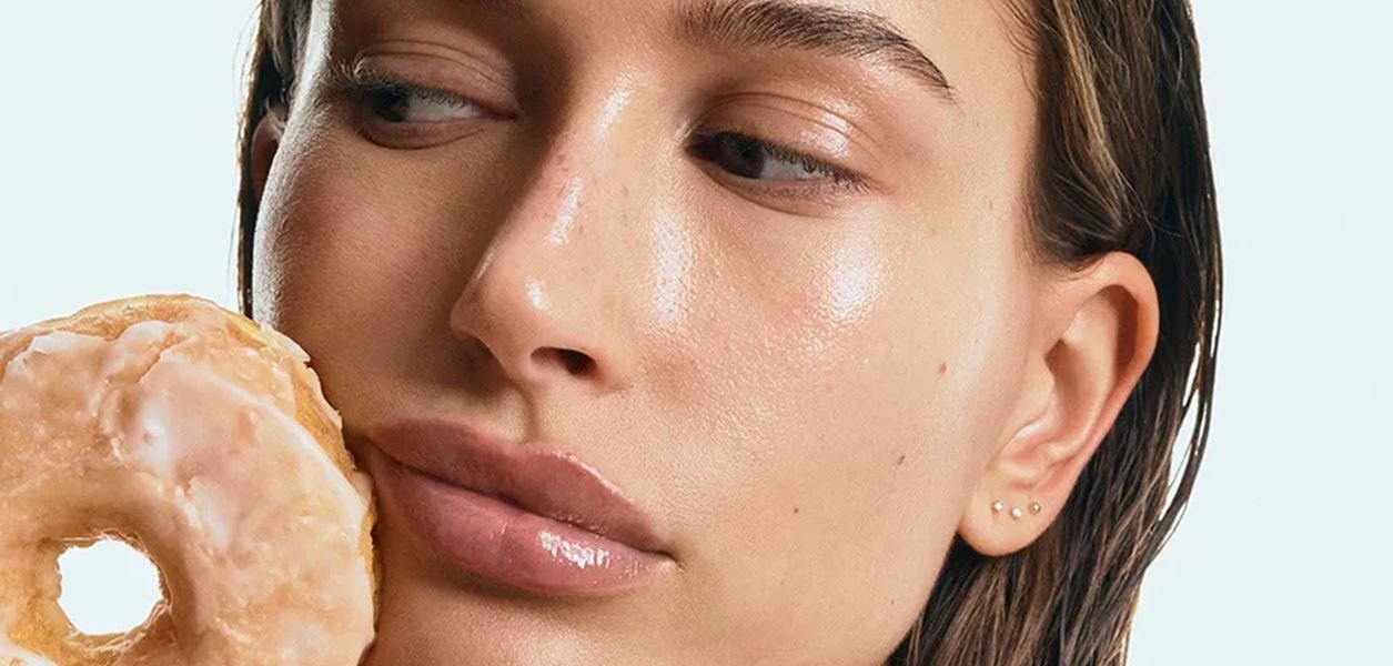 Как Хейли Бийбър постига супер сияен тен?