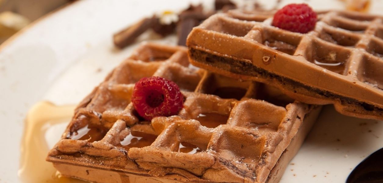 Шоколадови гофрети с карамелен сос и пресни плодове