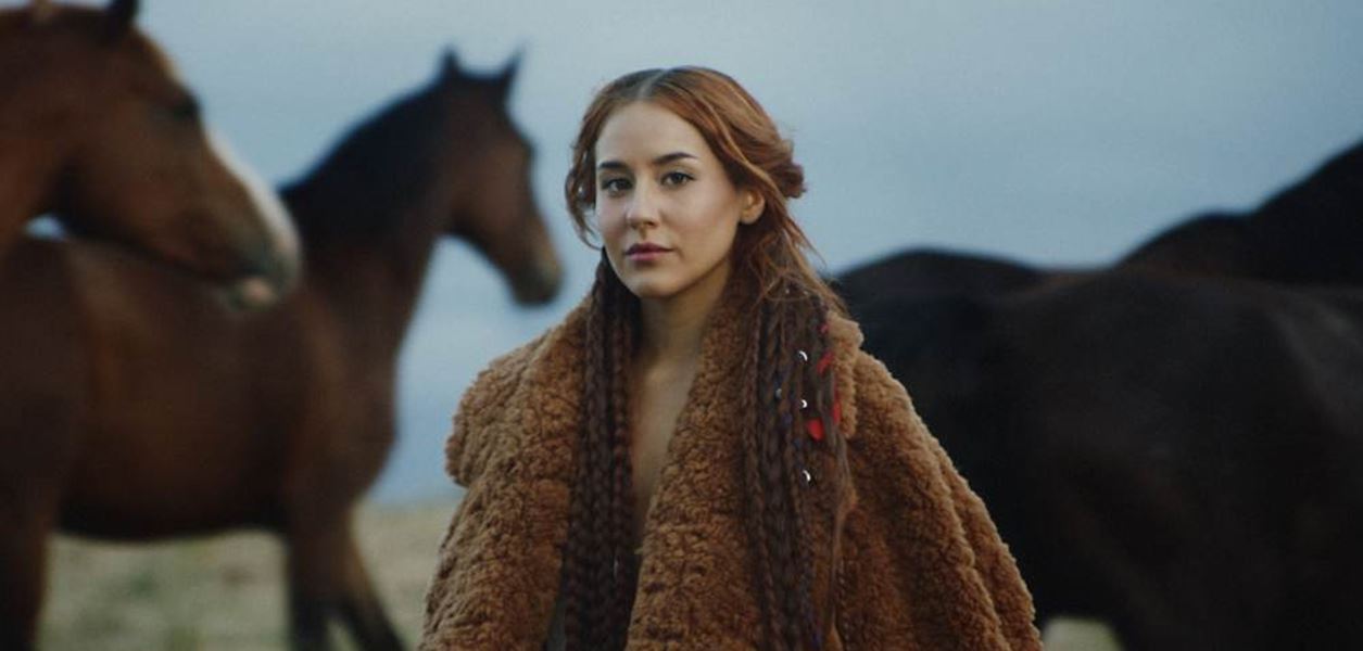 MONA представя новото си Аз с песента "Жива"