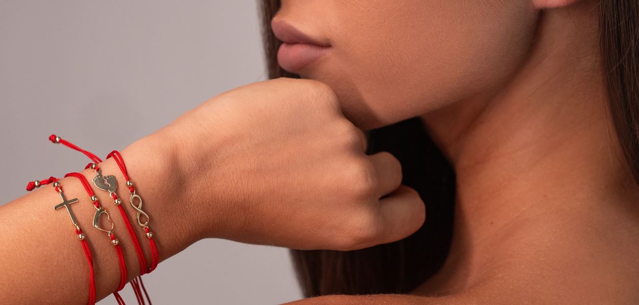 Символиката на стила: Защо жените избират бижута с послание?