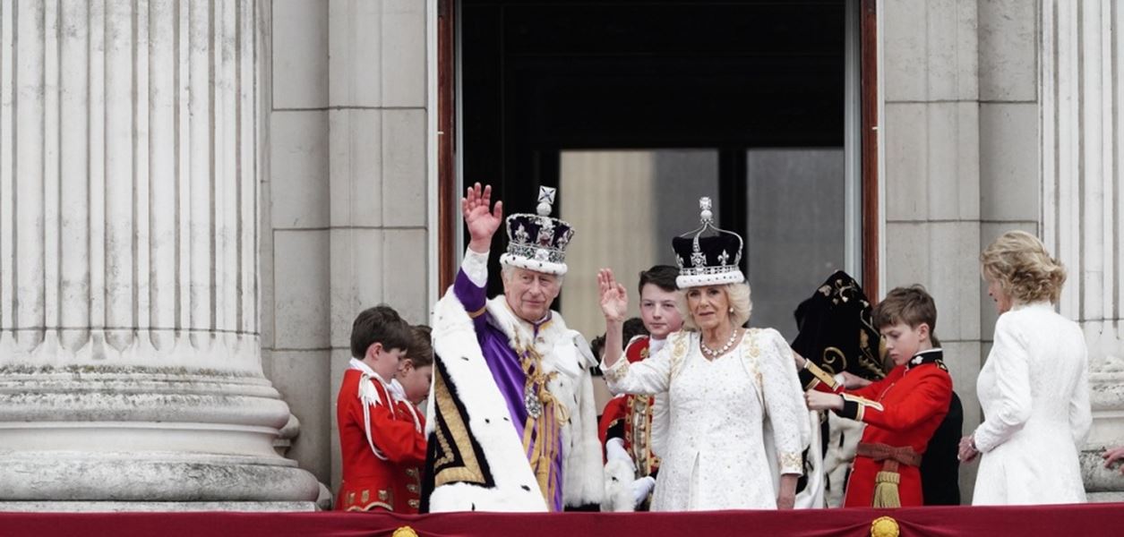 Вижте коледните картички на кралското семейство