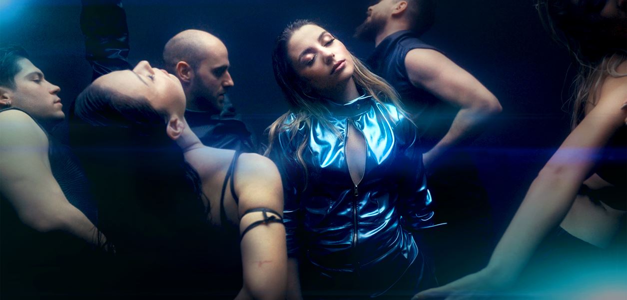 Михаела Маринова е коренно различна във видеото към "Сладка грешка"