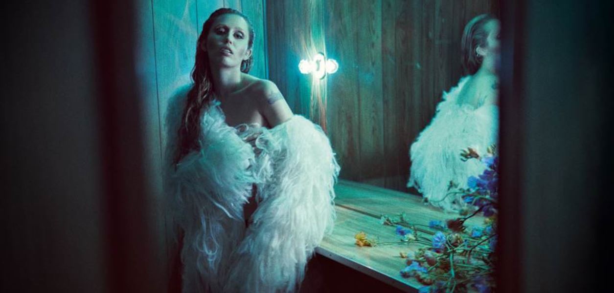 Майли Сайръс лекува с музика в новия си албум &quot;Something Beautiful&quot;