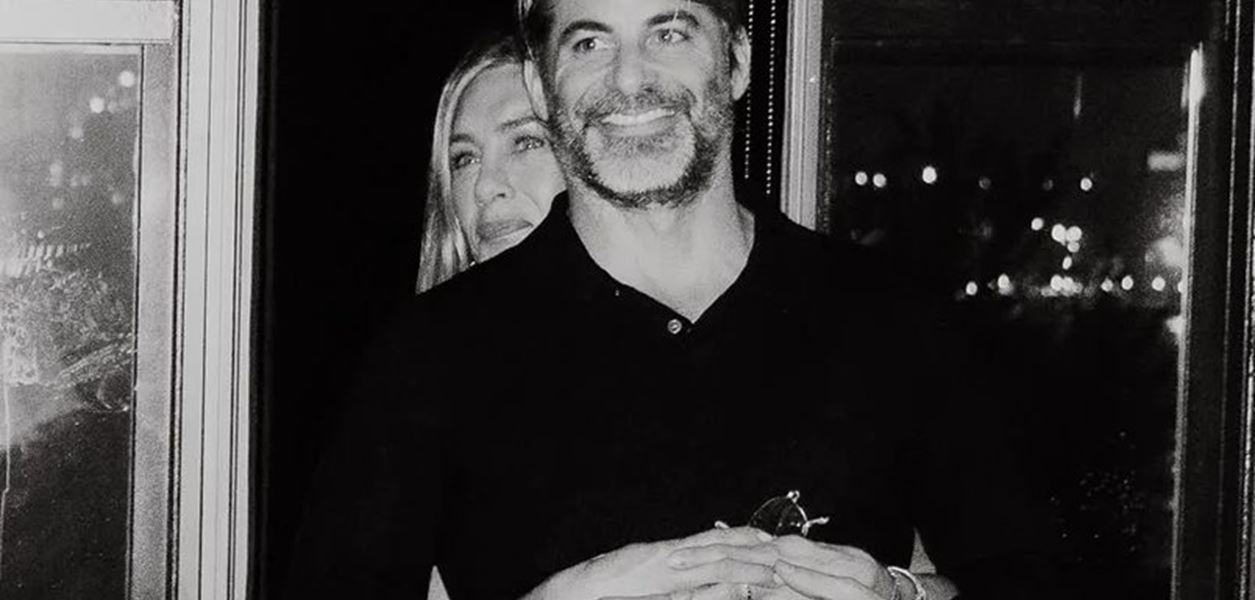 Дженифър Анистън представи нови продукти с участието на Джим Къртис