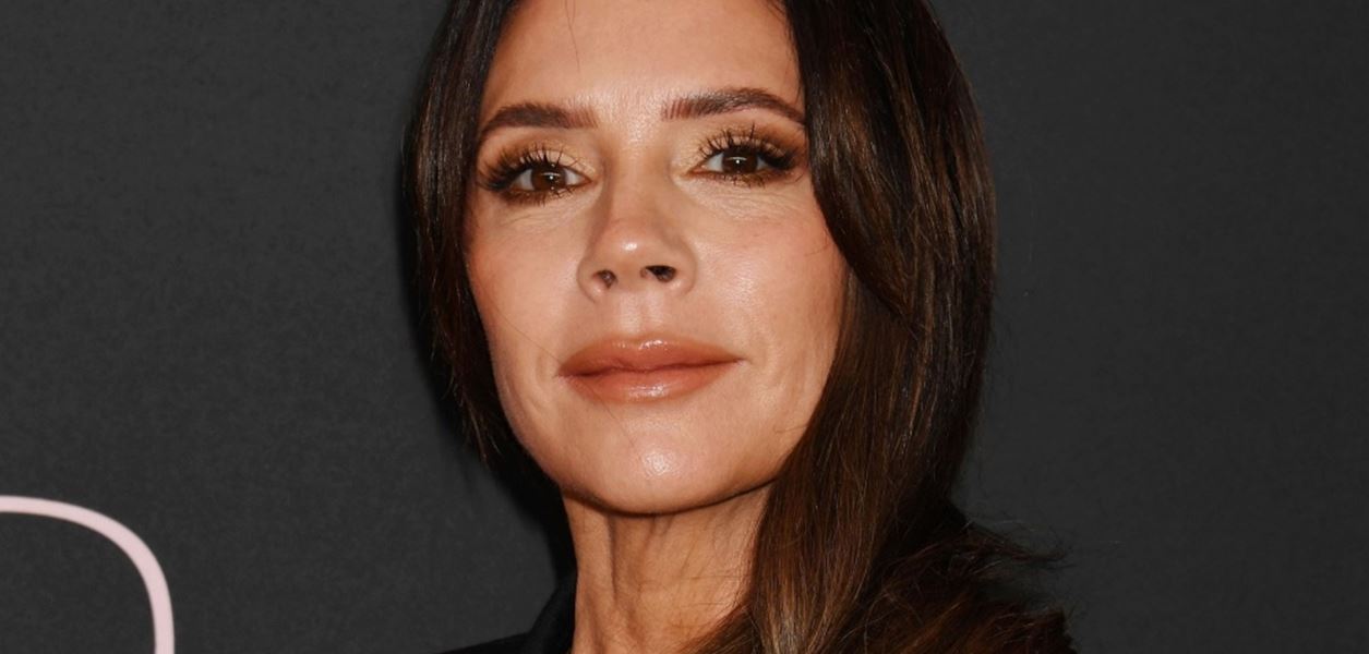 Стъпка по стъпка: Как да постигнем опушения грим на Виктория Бекъм