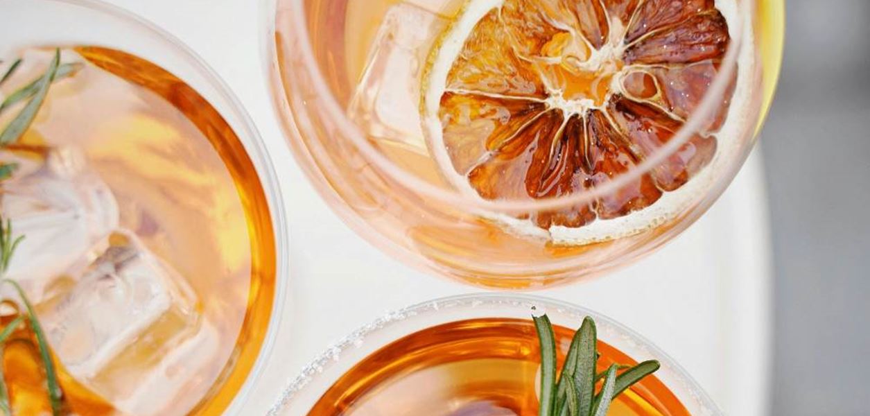 5 освежаващи коктейла за летни вечери с вкус на бягство