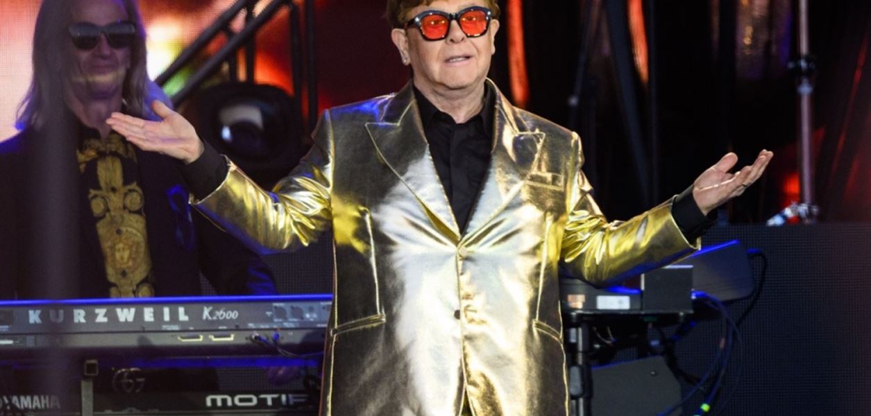 Елтън Джон бе приет по спешност в болница