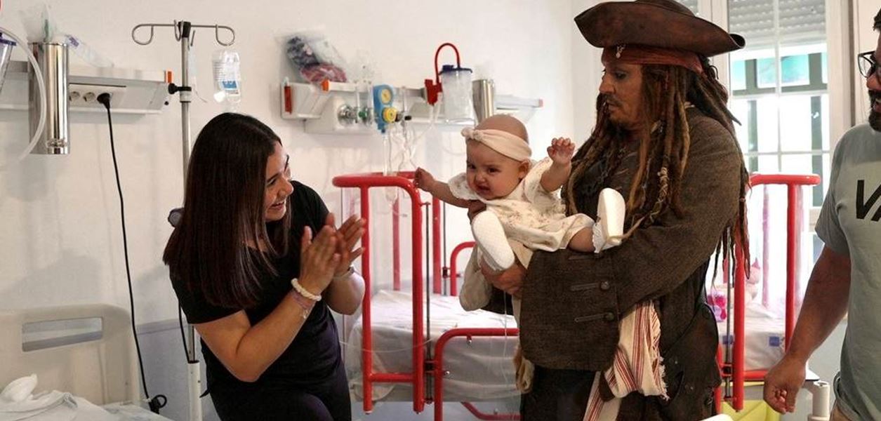 Джони Деп разтопи сърцата на деца в испанска болница