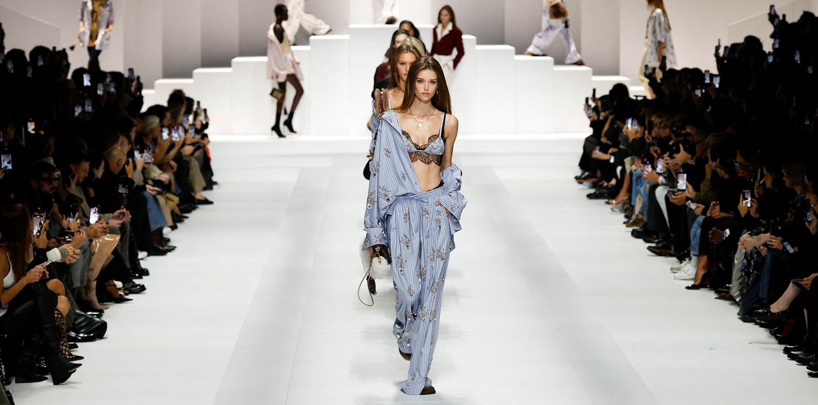 Dolce &amp; Gabbana SS 2026: Когато пижамата срещне подиума