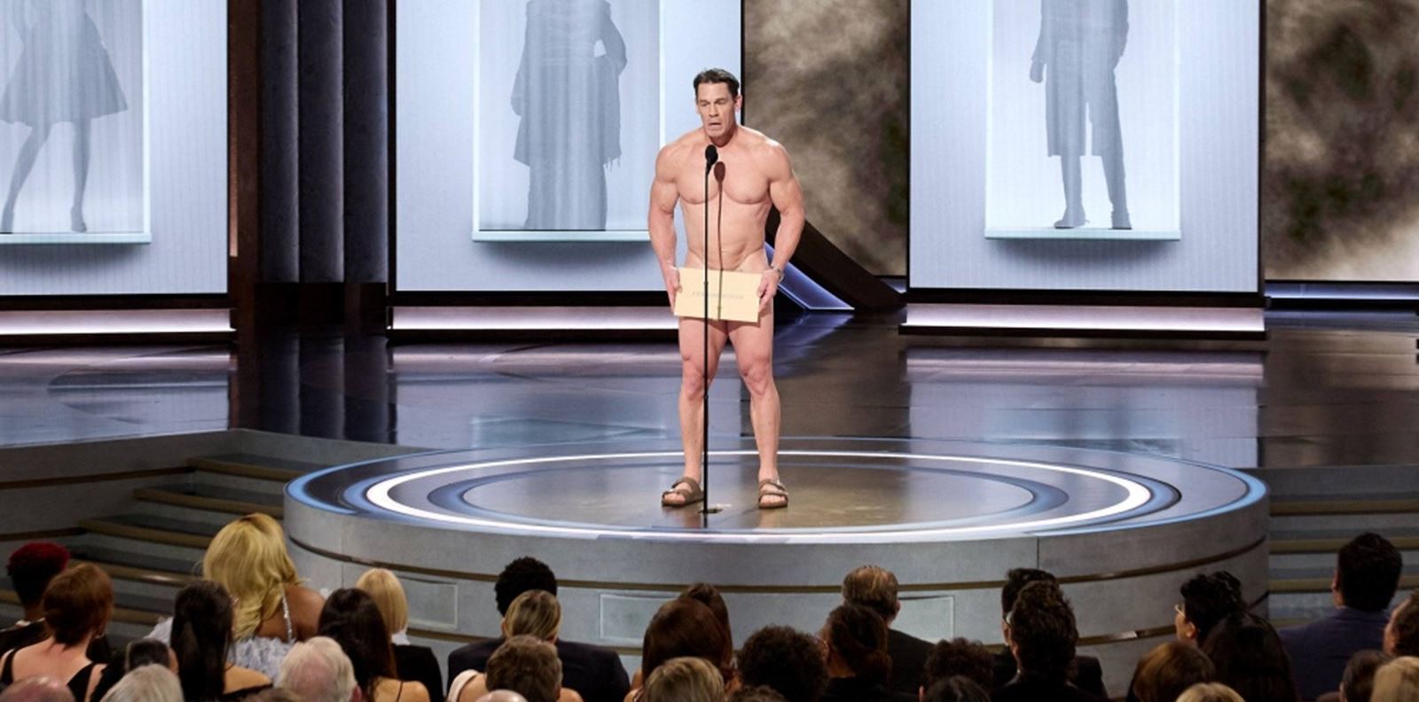 Джон Сина връчи наградата за най-добри костюми... гол